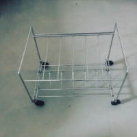 Vintage metalen platenkastje op wieltjes